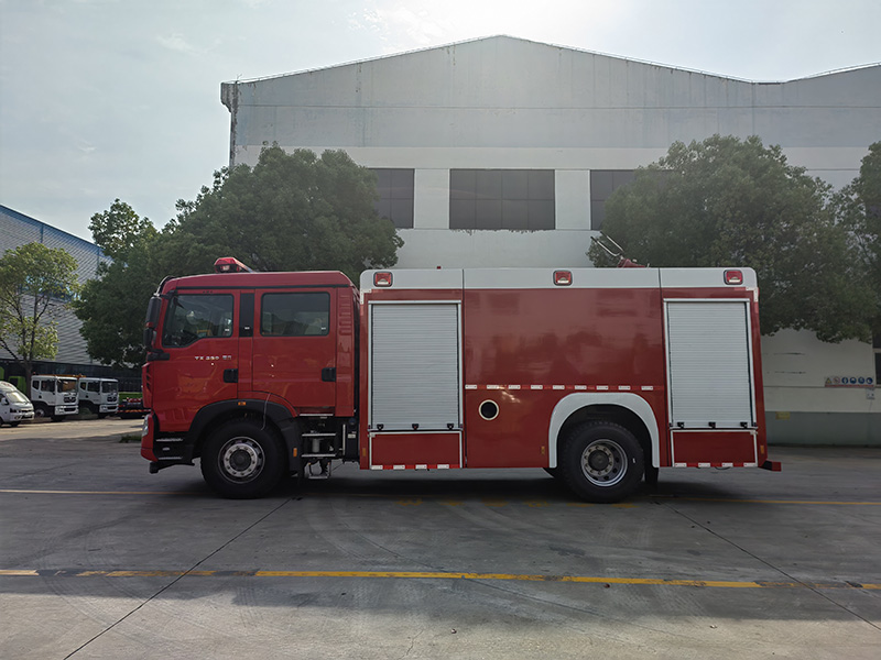 國(guó)六-重汽豪沃8噸泡沫消防車